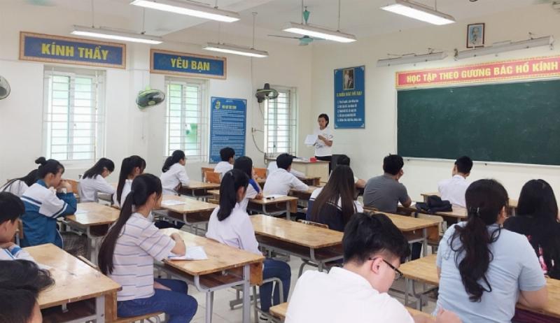 Hình ảnh học sinh trung học ở độ tuổi lớp 10 đang học tập và tương tác trong lớp